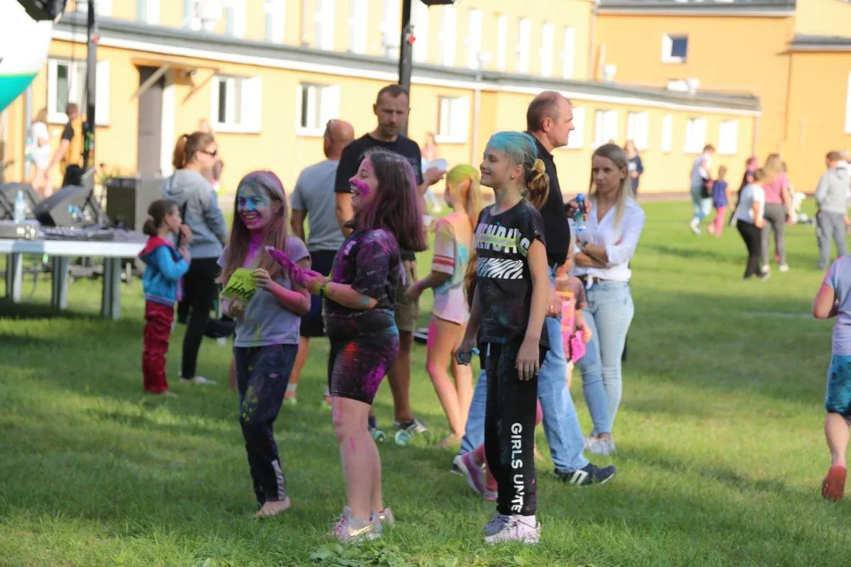 Tak się bawili mieszkańcy Komorowa i okolic na kolorowym festiwalu (zdjęcia)