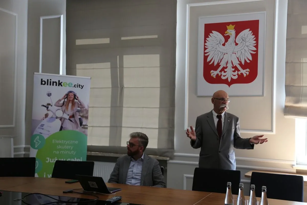 Podsumowanie programu wynajmu skuterów elektrycznych blinkee.city w powiecie ostrowskim (zdjęcia)