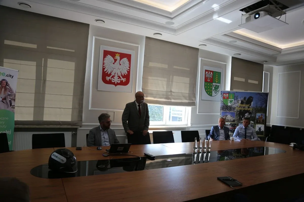 Podsumowanie programu wynajmu skuterów elektrycznych blinkee.city w powiecie ostrowskim (zdjęcia)