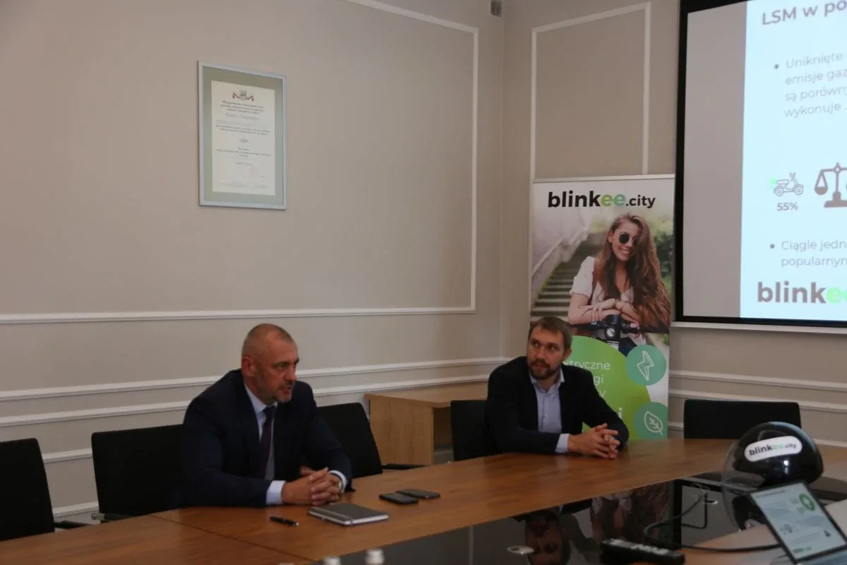 Podsumowanie programu wynajmu skuterów elektrycznych blinkee.city w powiecie ostrowskim (zdjęcia)