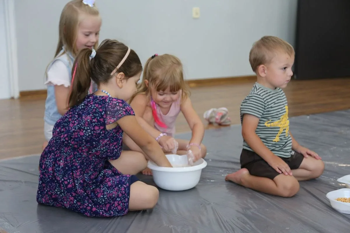 Wakacyjne warsztaty z sensoplastyki dla maluchów (zdjęcia)