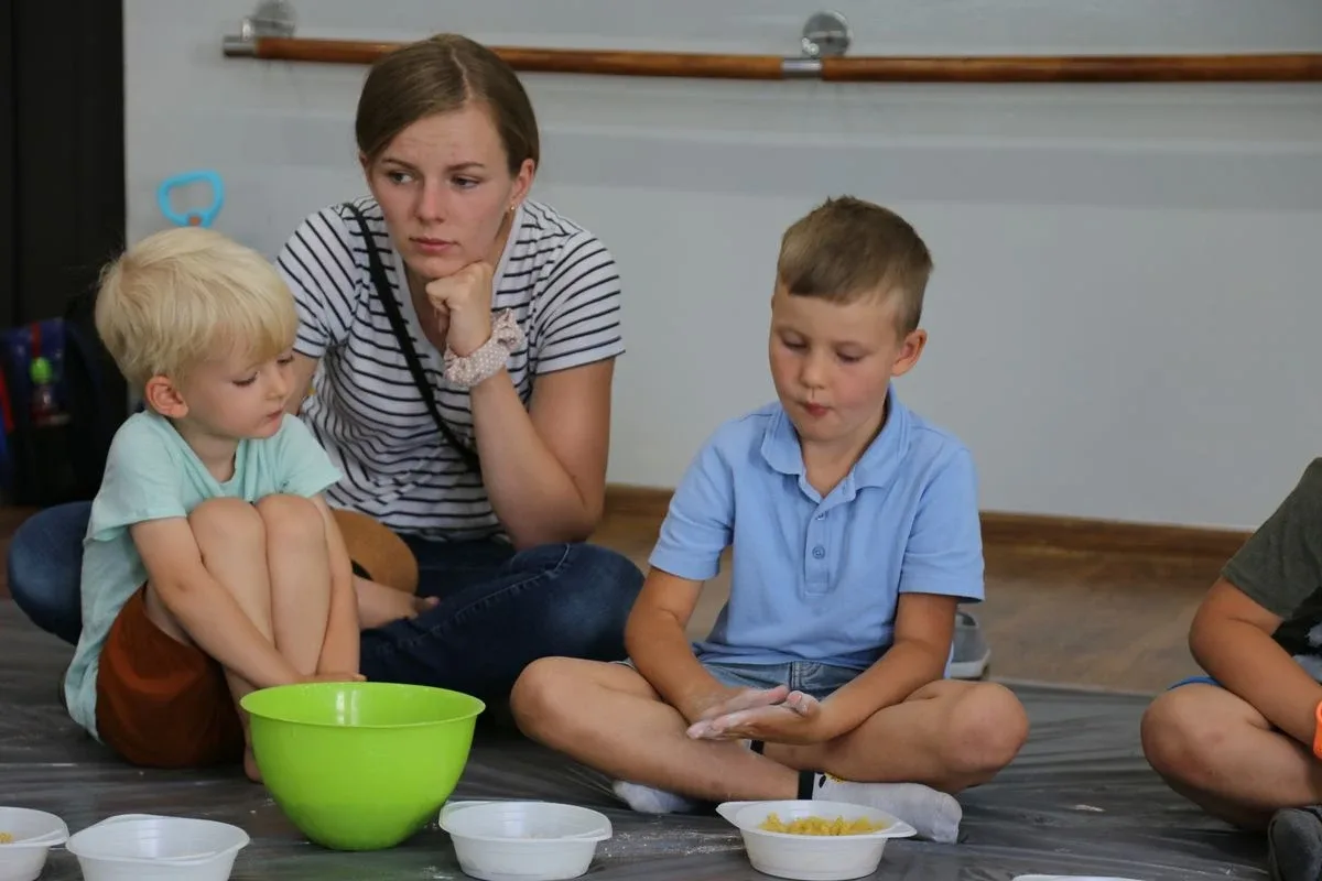 Wakacyjne warsztaty z sensoplastyki dla maluchów (zdjęcia)