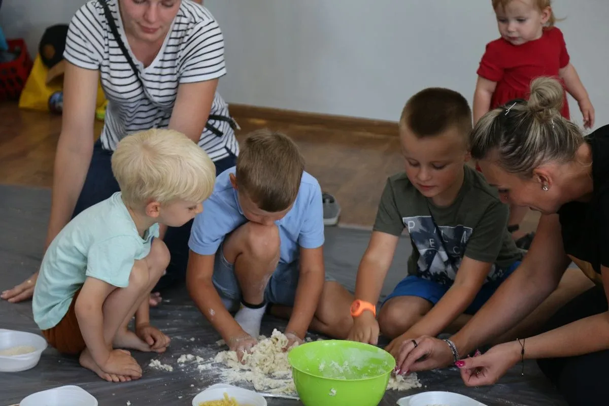 Wakacyjne warsztaty z sensoplastyki dla maluchów (zdjęcia)