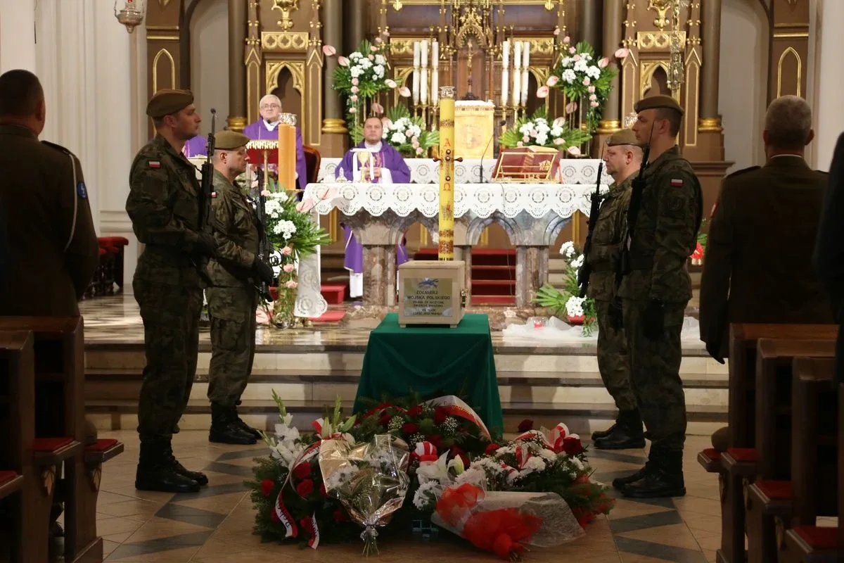 Uroczysty pogrzeb żołnierza w Ostrowi Mazowieckiej (zdjęcia)