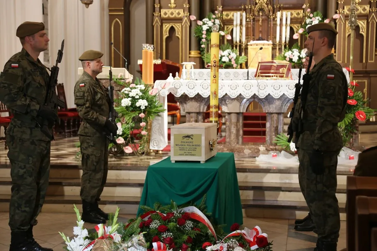 Uroczysty pogrzeb żołnierza w Ostrowi Mazowieckiej (zdjęcia)