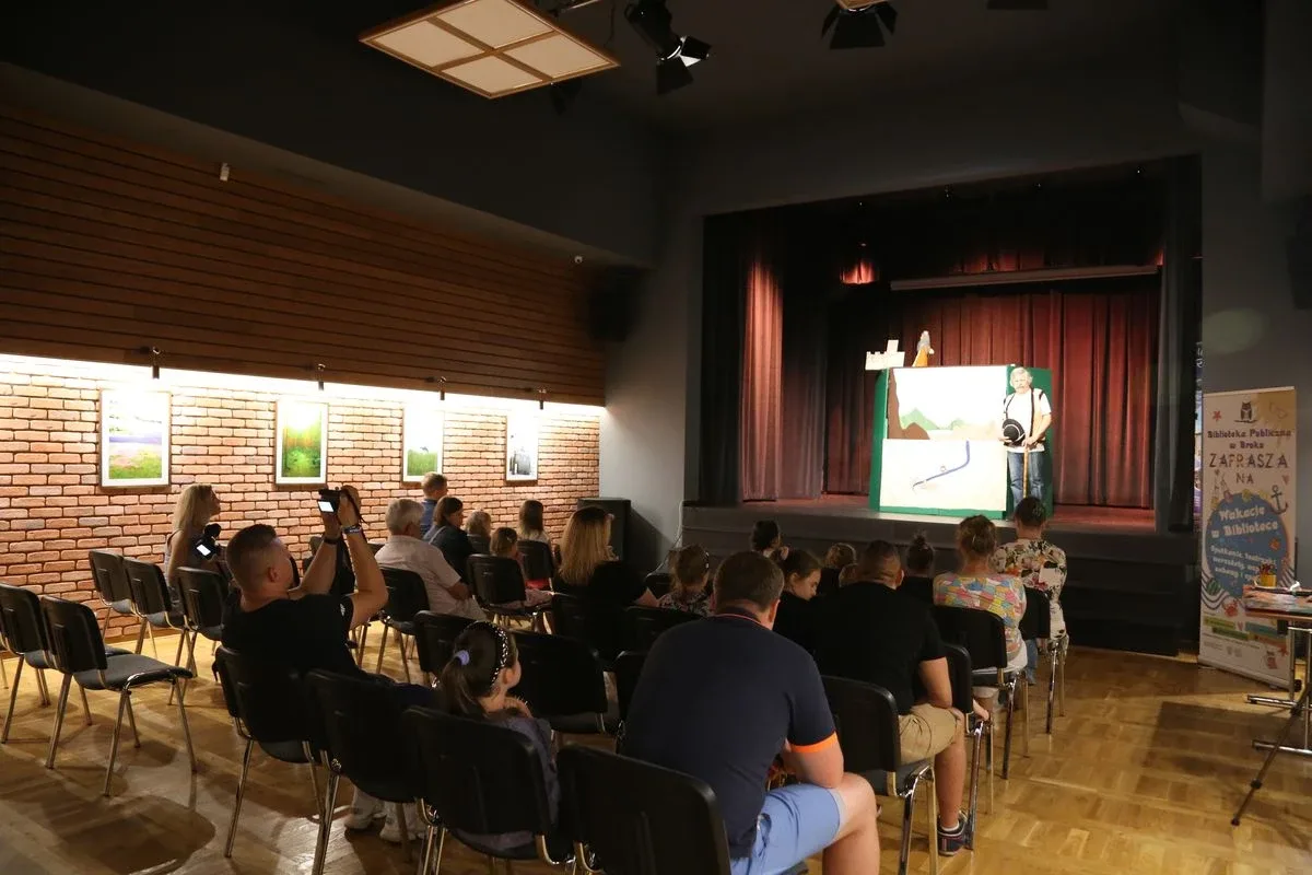 Pierwszy w ramach cyklu niedzielnych spotkań teatralnych spektakl w Bibliotece Publicznej w Broku (zdjęcia)