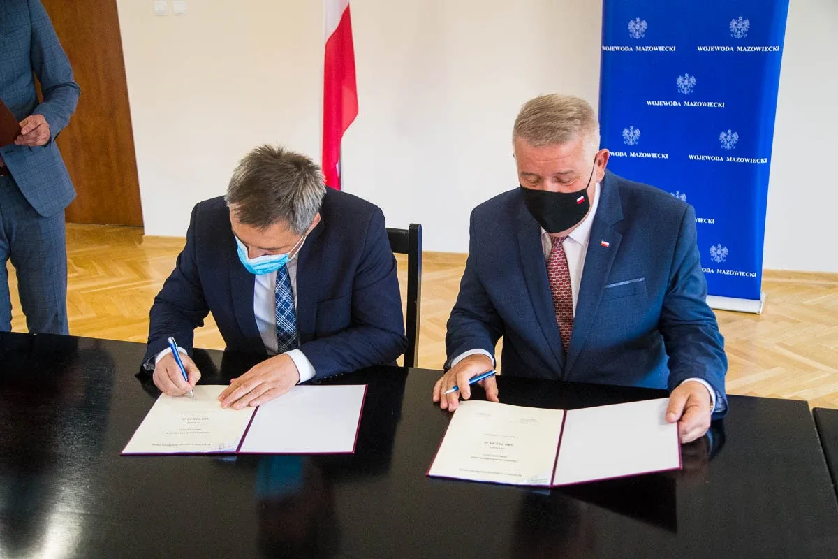 Podpisanie umów w ramach Rządowego Funduszu Rozwoju Dróg dla gmin (zdjęcia)
