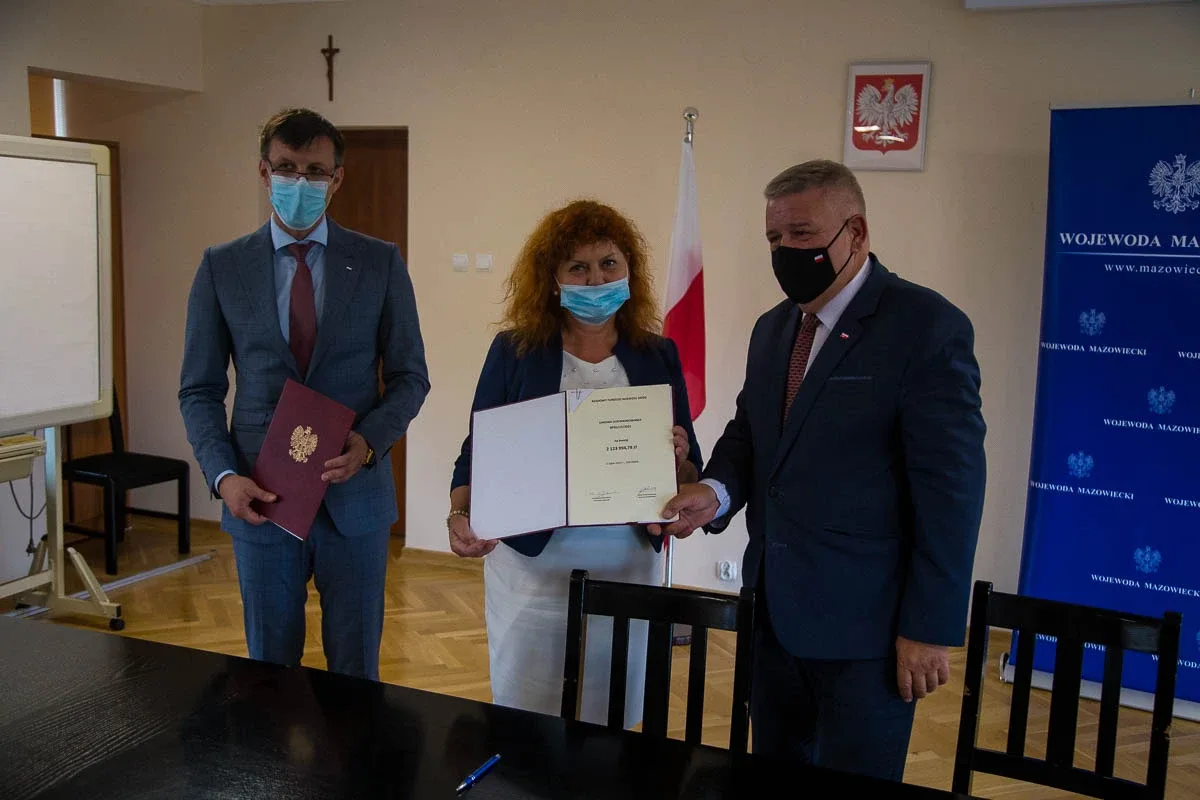Podpisanie umów w ramach Rządowego Funduszu Rozwoju Dróg dla gmin (zdjęcia)