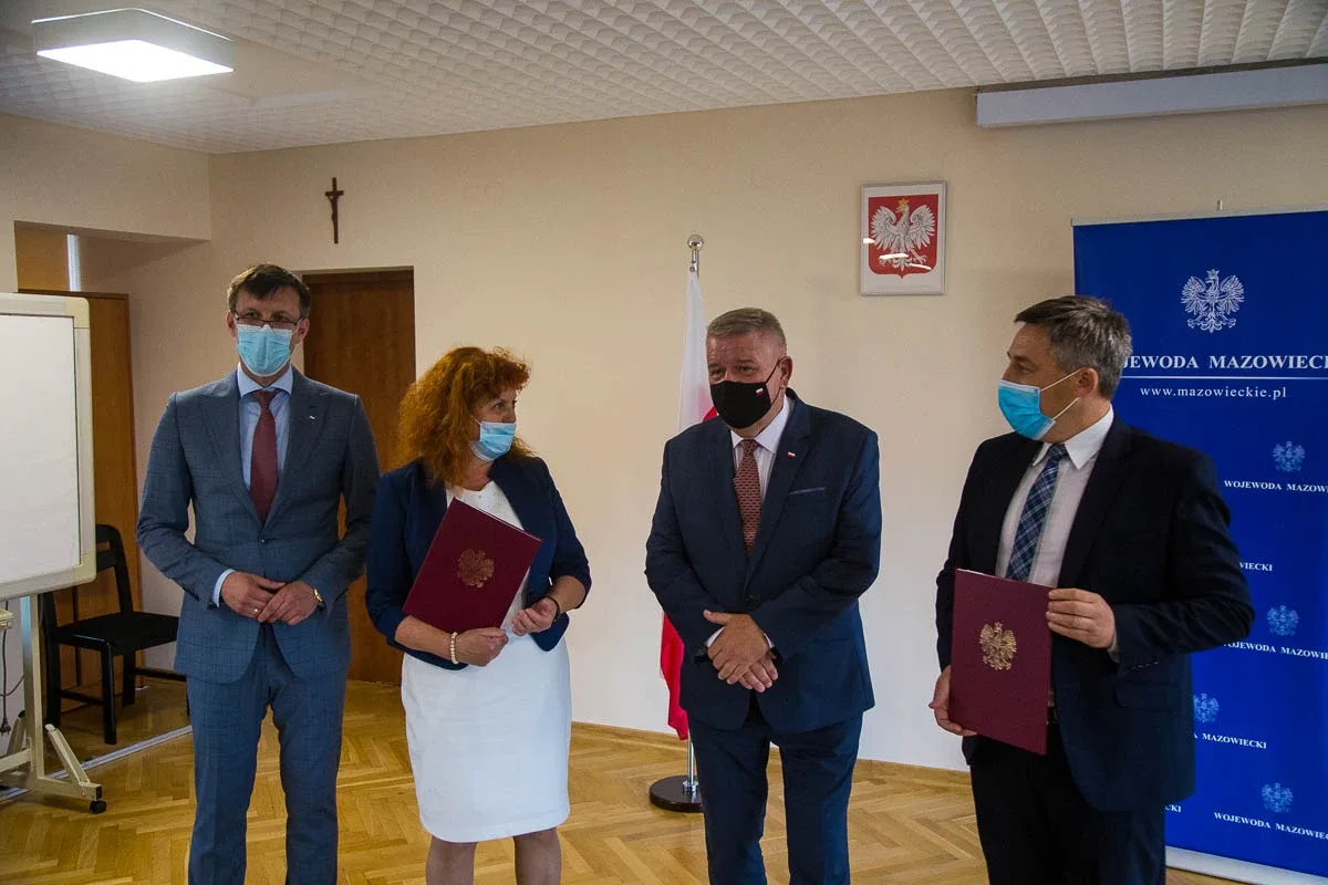 Podpisanie umów w ramach Rządowego Funduszu Rozwoju Dróg dla gmin (zdjęcia)