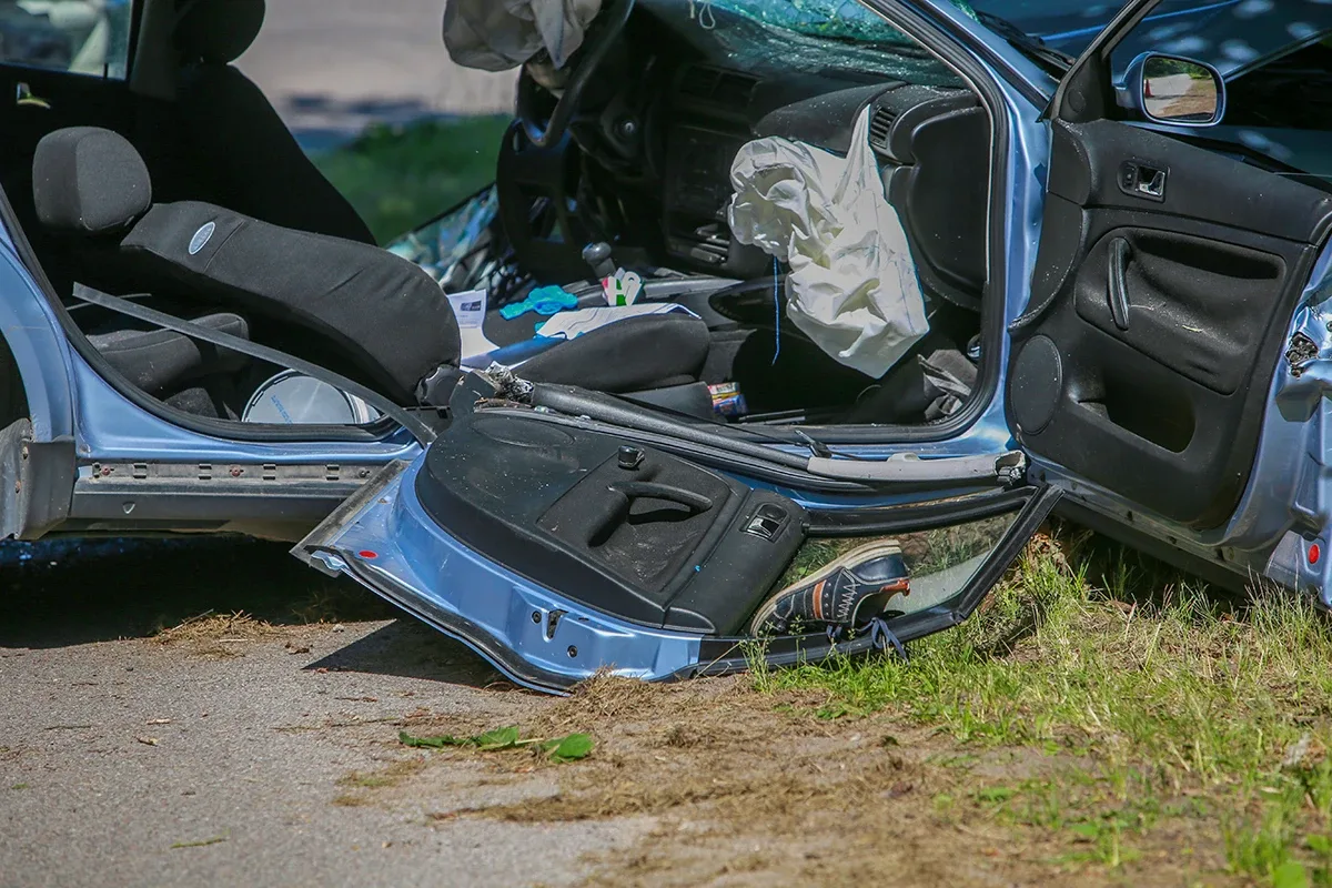 Wypadek w Starej Grabownicy. Strażacy rozcinali volkswagena (zdjęcia, aktualizacja)