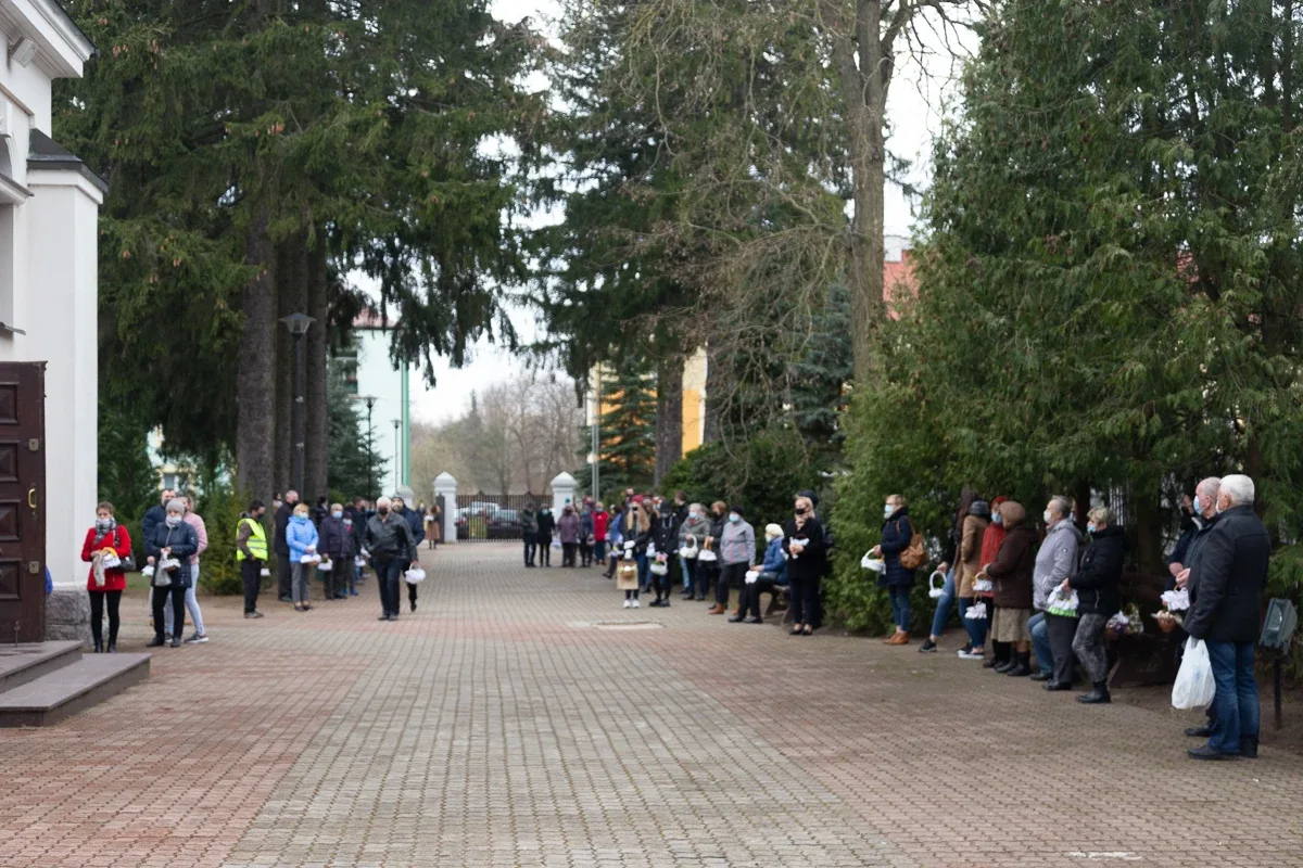 Święcenia pokarmów w Ostrowi Mazowieckiej i Komorowie (zdjęcia)