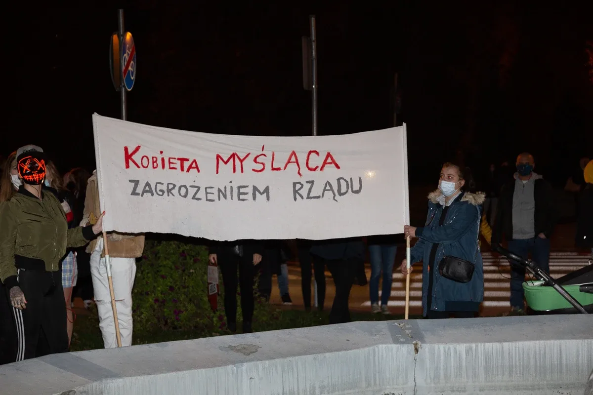 Strajk kobiet w Ostrowi Mazowieckiej. Skandaliczne zachowanie części uczestników (zdjęcia, wideo)