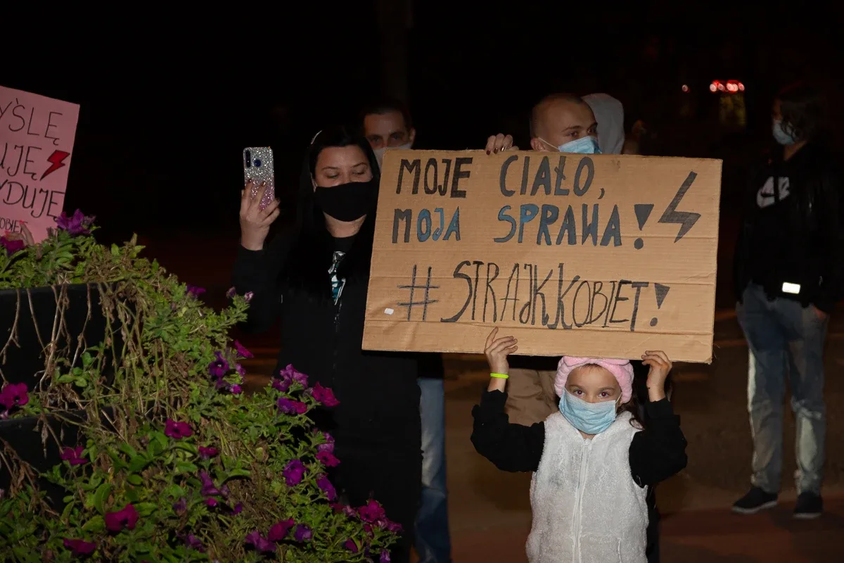 Strajk kobiet w Ostrowi Mazowieckiej. Skandaliczne zachowanie części uczestników (zdjęcia, wideo)
