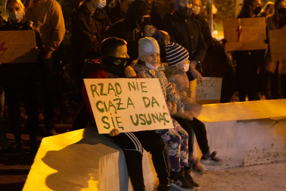 Strajk kobiet w Ostrowi Mazowieckiej. Skandaliczne zachowanie części uczestników (zdjęcia, wideo)