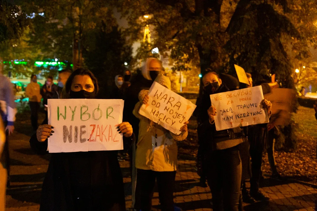 Strajk kobiet w Ostrowi Mazowieckiej. Skandaliczne zachowanie części uczestników (zdjęcia, wideo)