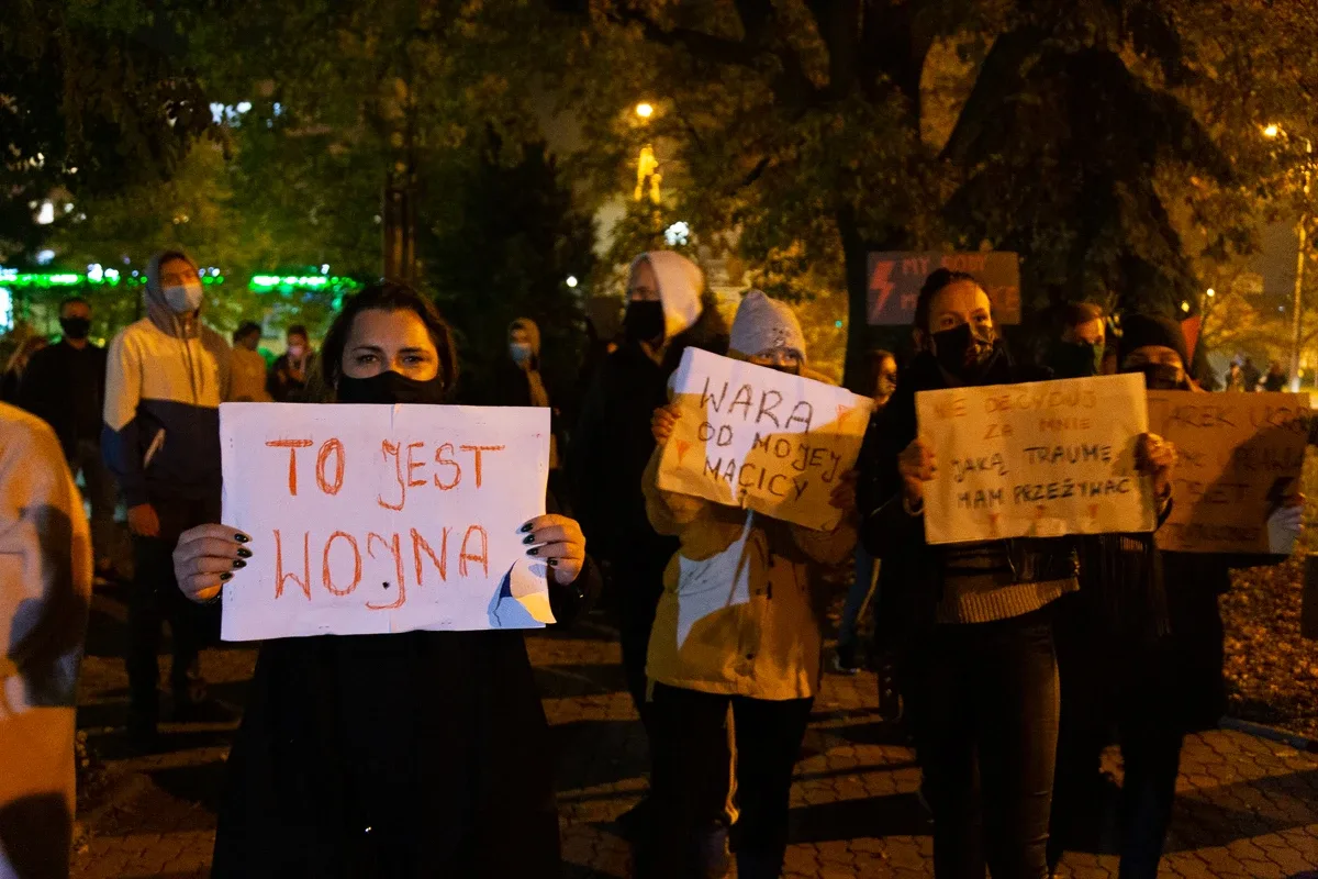Strajk kobiet w Ostrowi Mazowieckiej. Skandaliczne zachowanie części uczestników (zdjęcia, wideo)