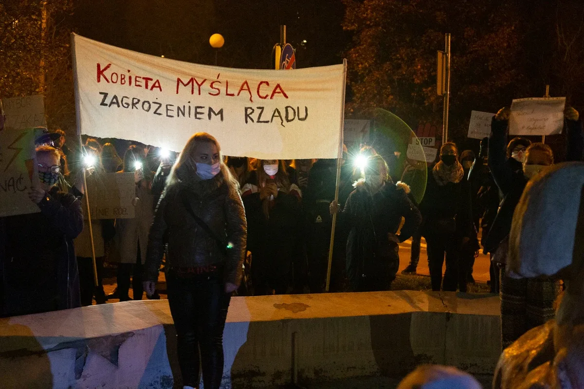 Strajk kobiet w Ostrowi Mazowieckiej. Skandaliczne zachowanie części uczestników (zdjęcia, wideo)