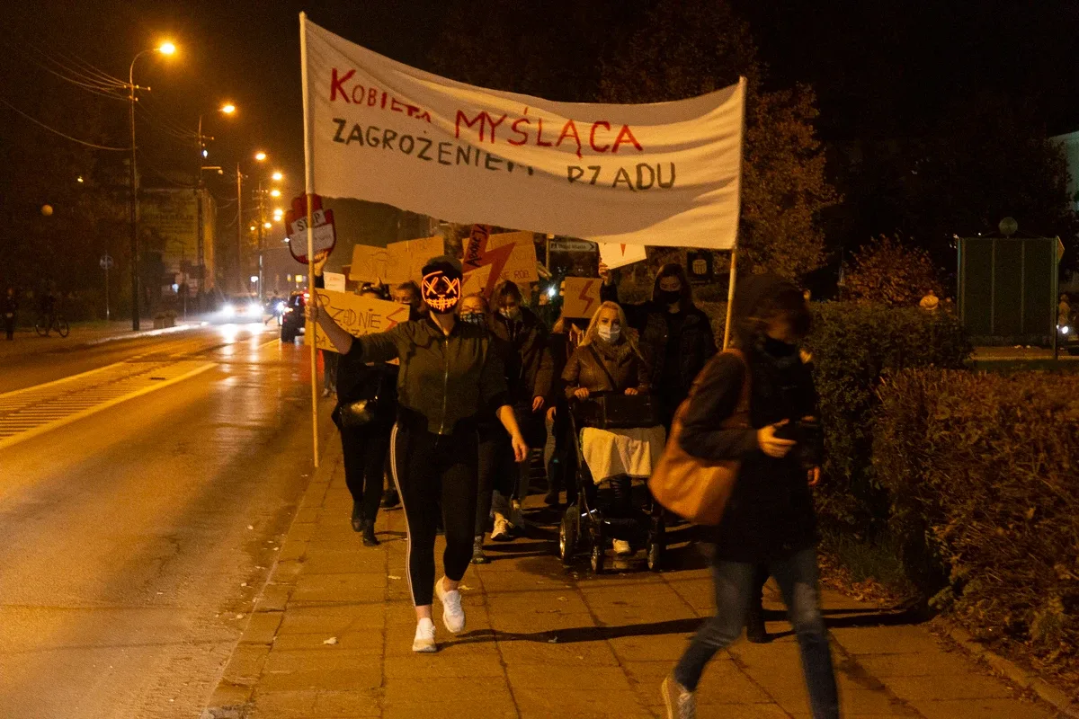 Strajk kobiet w Ostrowi Mazowieckiej. Skandaliczne zachowanie części uczestników (zdjęcia, wideo)