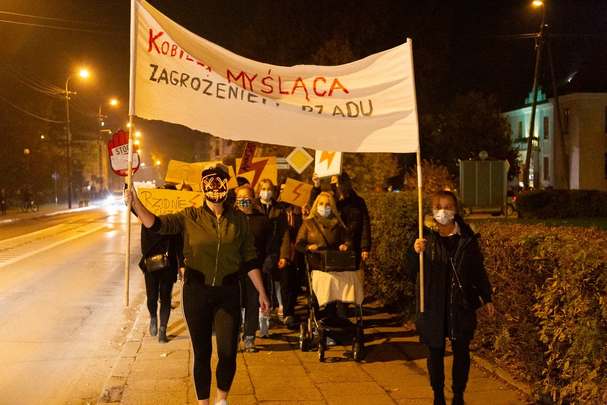 Strajk kobiet w Ostrowi Mazowieckiej. Skandaliczne zachowanie części uczestników (zdjęcia, wideo)