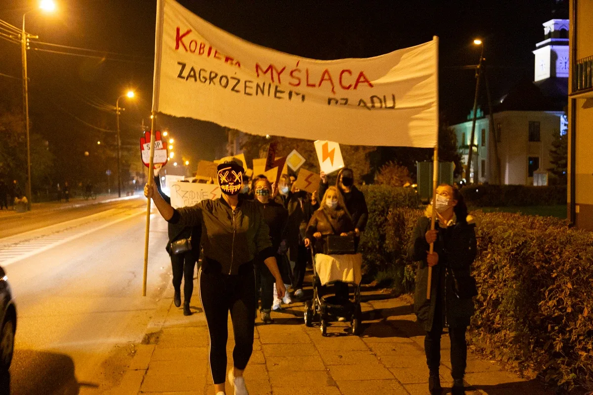 Strajk kobiet w Ostrowi Mazowieckiej. Skandaliczne zachowanie części uczestników (zdjęcia, wideo)