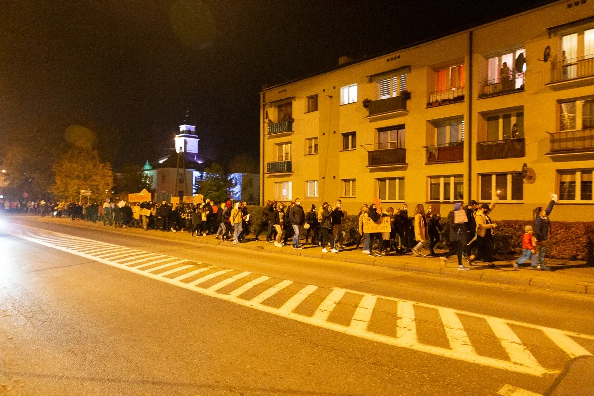 Strajk kobiet w Ostrowi Mazowieckiej. Skandaliczne zachowanie części uczestników (zdjęcia, wideo)