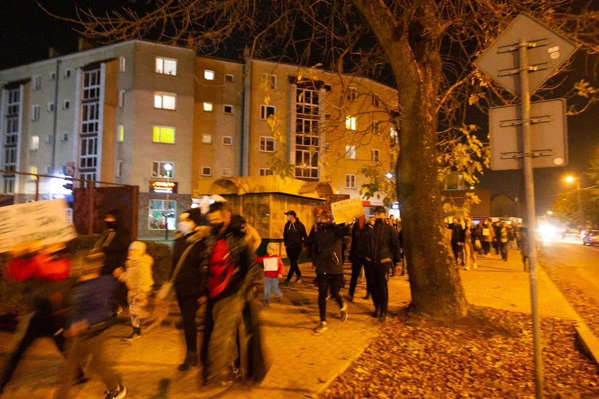 Strajk kobiet w Ostrowi Mazowieckiej. Skandaliczne zachowanie części uczestników (zdjęcia, wideo)