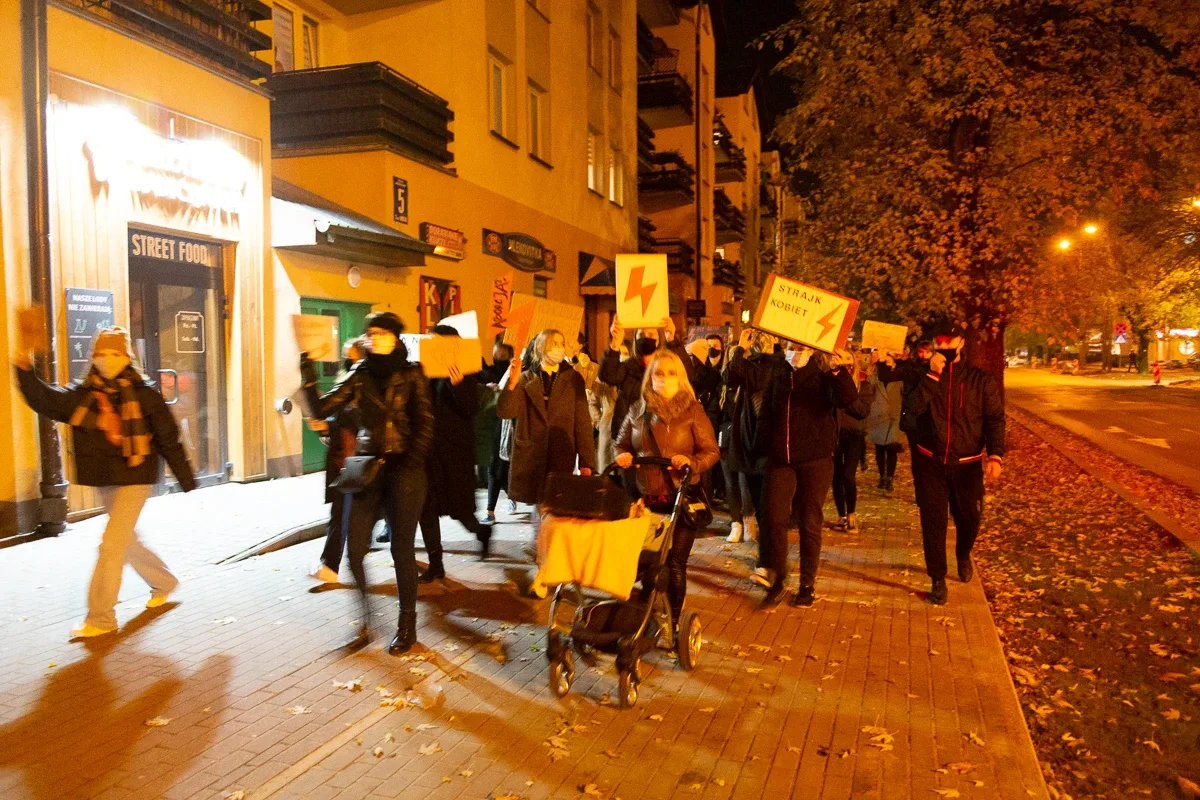 Strajk kobiet w Ostrowi Mazowieckiej. Skandaliczne zachowanie części uczestników (zdjęcia, wideo)
