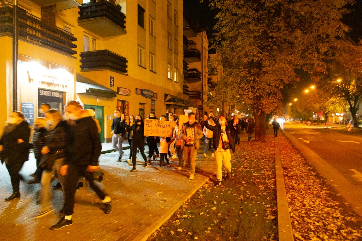 Strajk kobiet w Ostrowi Mazowieckiej. Skandaliczne zachowanie części uczestników (zdjęcia, wideo)