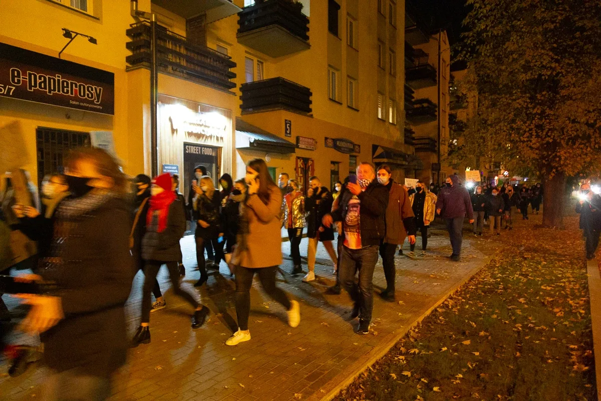 Strajk kobiet w Ostrowi Mazowieckiej. Skandaliczne zachowanie części uczestników (zdjęcia, wideo)