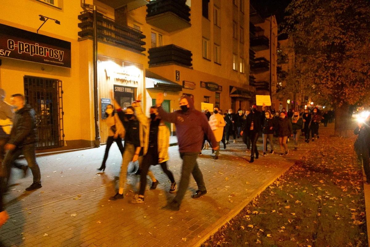 Strajk kobiet w Ostrowi Mazowieckiej. Skandaliczne zachowanie części uczestników (zdjęcia, wideo)