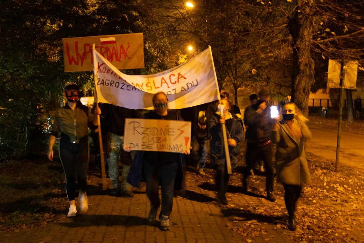 Strajk kobiet w Ostrowi Mazowieckiej. Skandaliczne zachowanie części uczestników (zdjęcia, wideo)