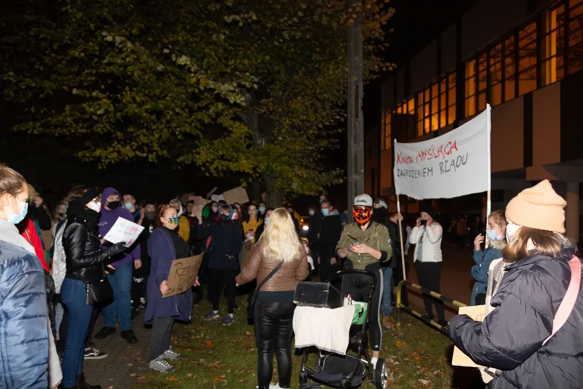 Strajk kobiet w Ostrowi Mazowieckiej. Skandaliczne zachowanie części uczestników (zdjęcia, wideo)