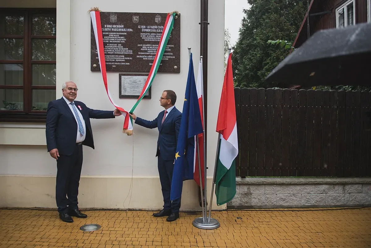 Ceremonia odsłonięcia tablicy upamiętniającej współpracę polsko-węgierską (zdjęcia) 