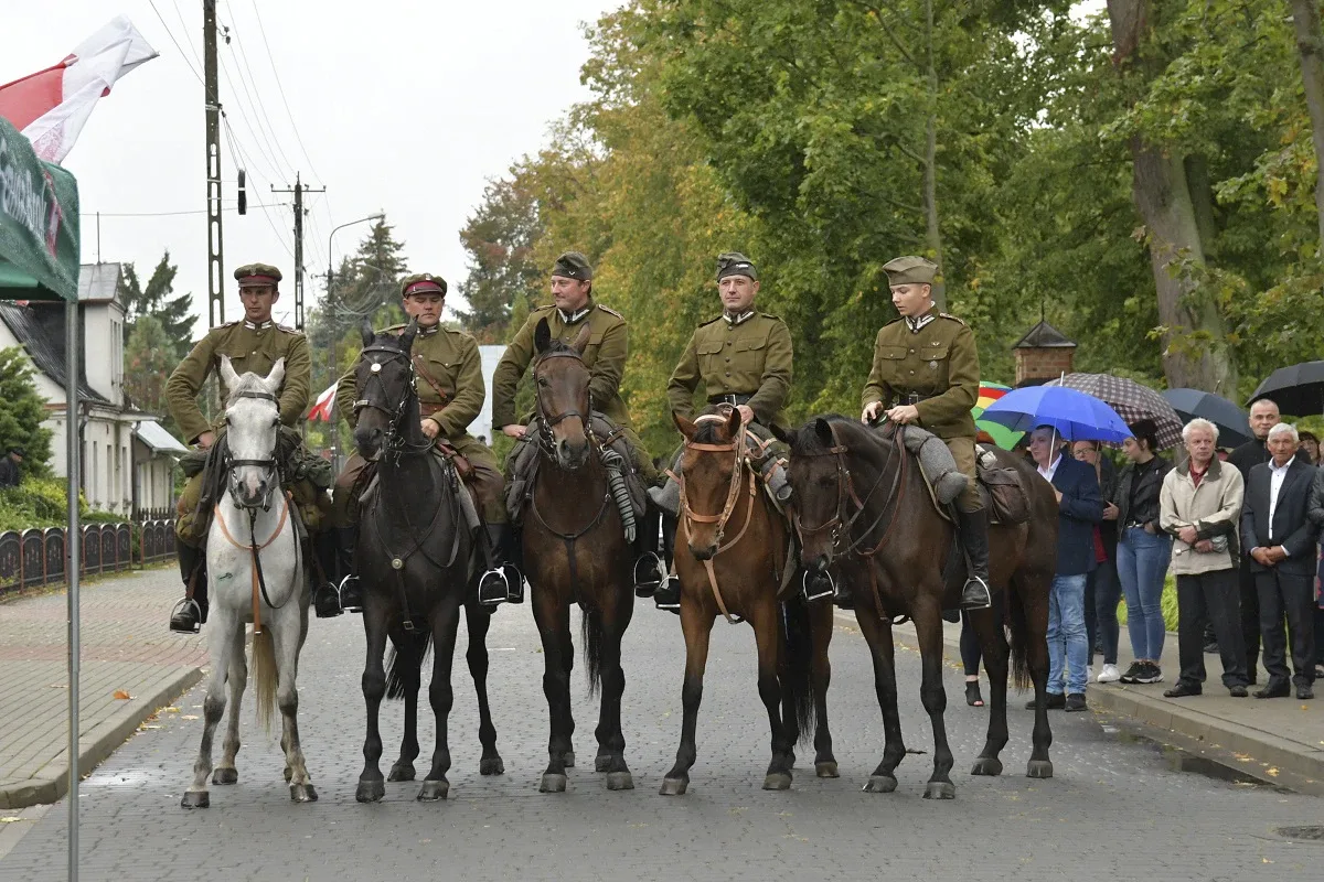 Ceremonia odsłonięcia tablicy upamiętniającej współpracę polsko-węgierską (zdjęcia) 