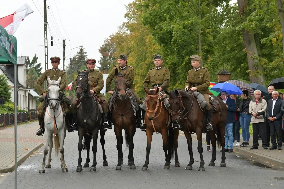 Ceremonia odsłonięcia tablicy upamiętniającej współpracę polsko-węgierską (zdjęcia) 
