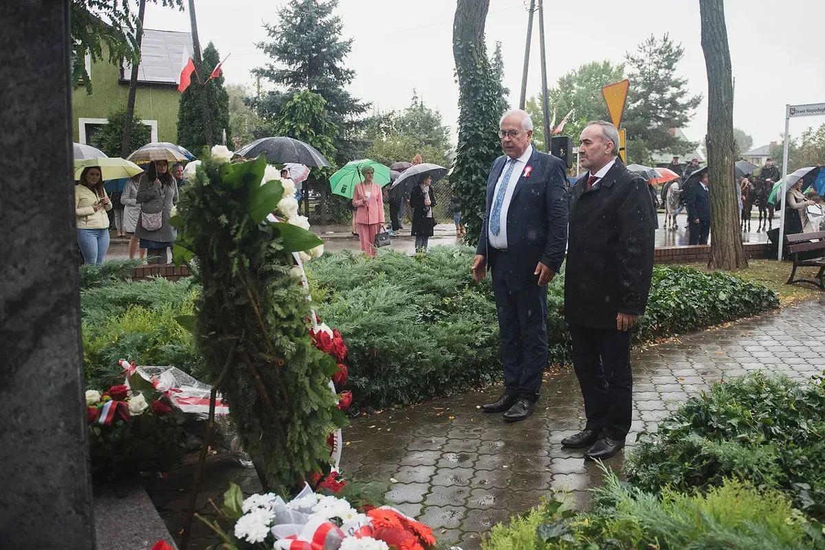 Ceremonia odsłonięcia tablicy upamiętniającej współpracę polsko-węgierską (zdjęcia) 