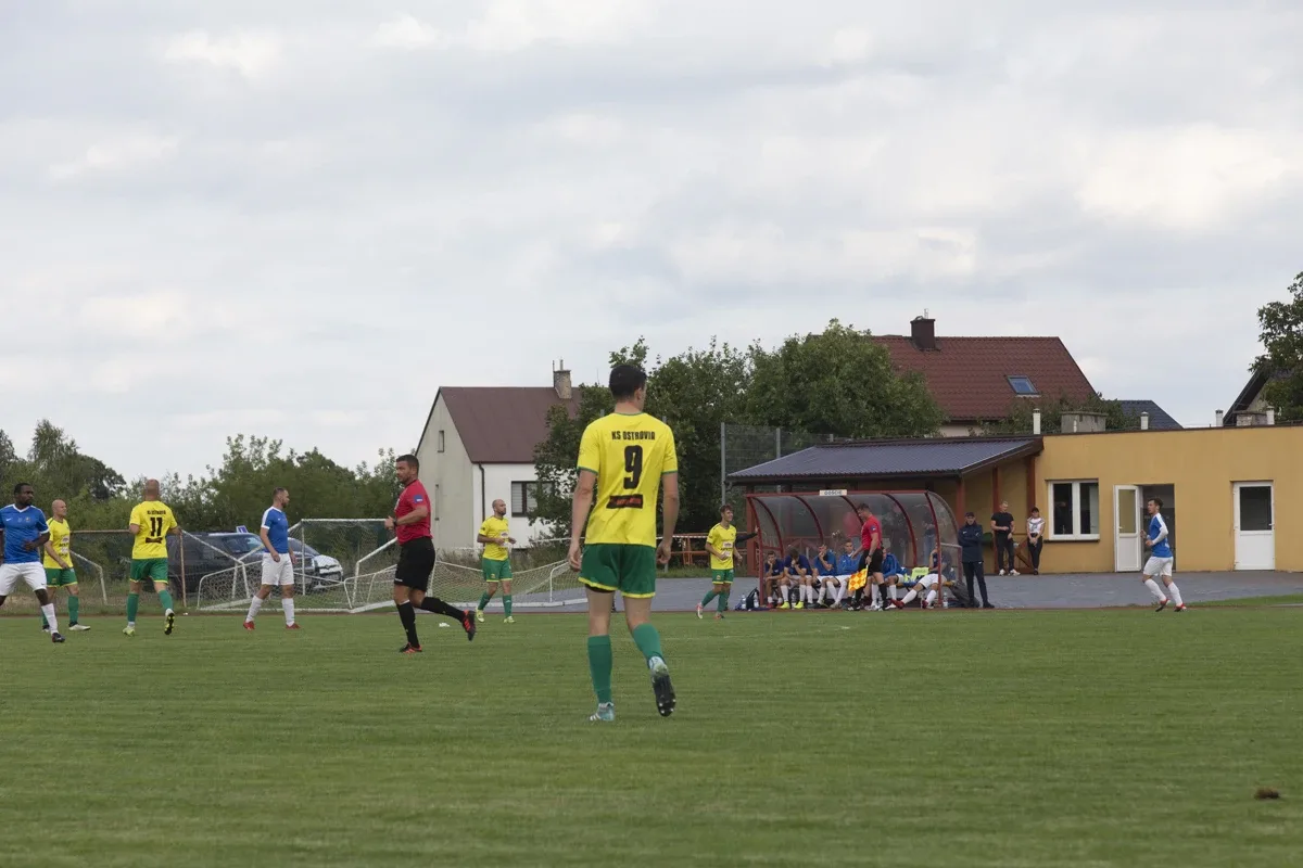 Karuzela i grad bramek w pucharowym spotkaniu KS Ostrovii (zdjęcia)