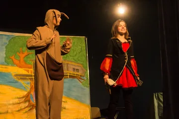 Sztuka teatralna "Prastara księżnica, skarb i tajemnica" w Kinie Ostrovia (zdjęcia)