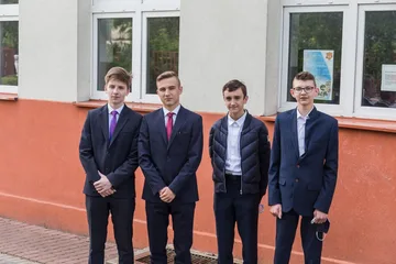 Ósmoklasiści dziś mierzą się z matematyką (zdjęcia)