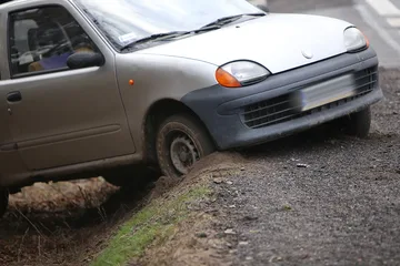 Fiat seicento w rowie. W aucie było dwóch pijanych. Żaden z nich nie przyznał się do kierowania autem (zdjęcia)