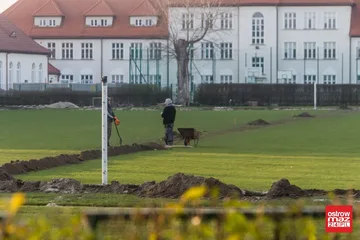 Trwa remont miejskiego stadionu (zdjęcia)