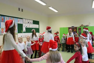 Mikołaj, elf i śnieżynki odwiedzili uczniów "jedynki" (zdjęcia)