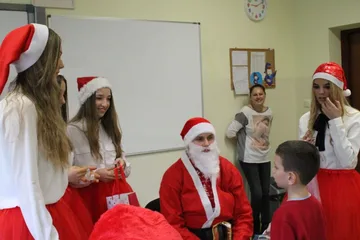 Mikołaj, elf i śnieżynki odwiedzili uczniów "jedynki" (zdjęcia)