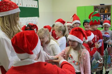 Mikołaj, elf i śnieżynki odwiedzili uczniów "jedynki" (zdjęcia)