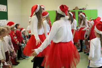 Mikołaj, elf i śnieżynki odwiedzili uczniów "jedynki" (zdjęcia)