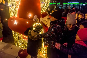 Rozbłysła choinka przed ostrowskim ratuszem (zdjęcia, wideo)