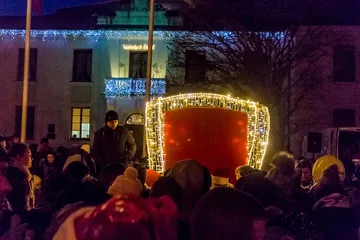 Rozbłysła choinka przed ostrowskim ratuszem (zdjęcia, wideo)