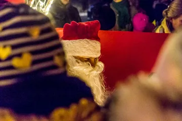 Rozbłysła choinka przed ostrowskim ratuszem (zdjęcia, wideo)
