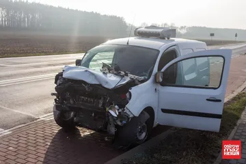 Wymuszenie pierwszeństwa na trasie Ostrów Mazowiecka - Łomża. Autobus szkolny zderzył się z osobówką (zdjęcia)