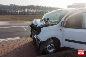 Wymuszenie pierwszeństwa na trasie Ostrów Mazowiecka - Łomża. Autobus szkolny zderzył się z osobówką (zdjęcia)
